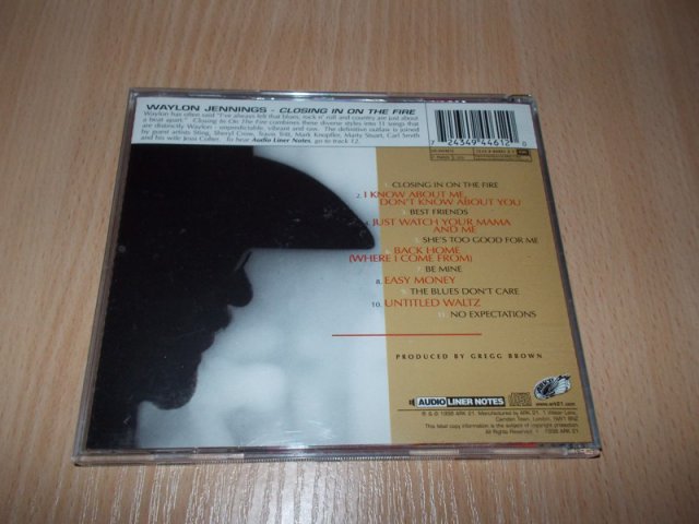 WAYLON JENNINGS - CLOSING IN ON THE FIRE (CD) BAZAR ROZBALENO 