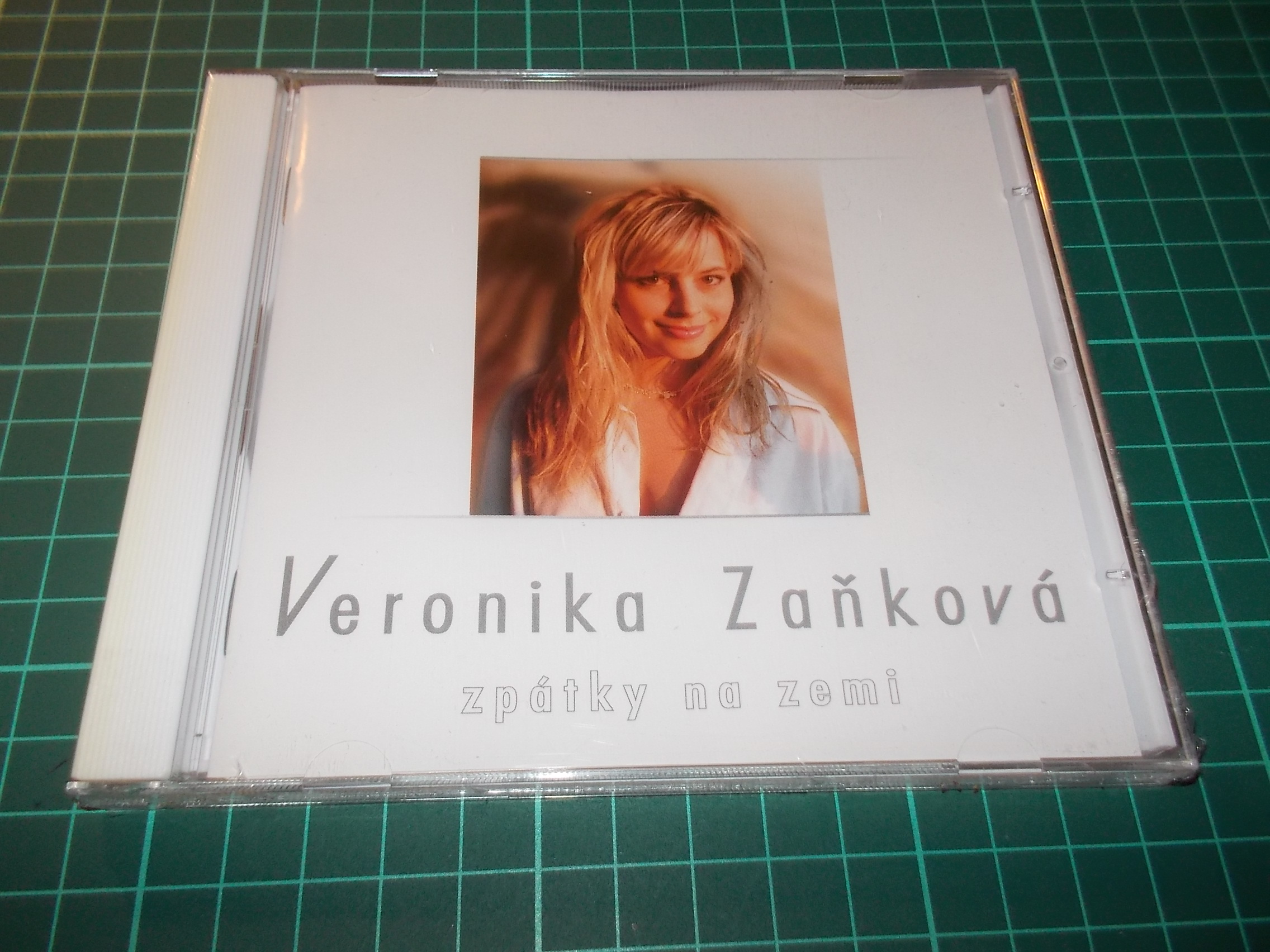 VERONIKA ZAŇKOVÁ - ZPÁTKY NA ZEMI (CD)