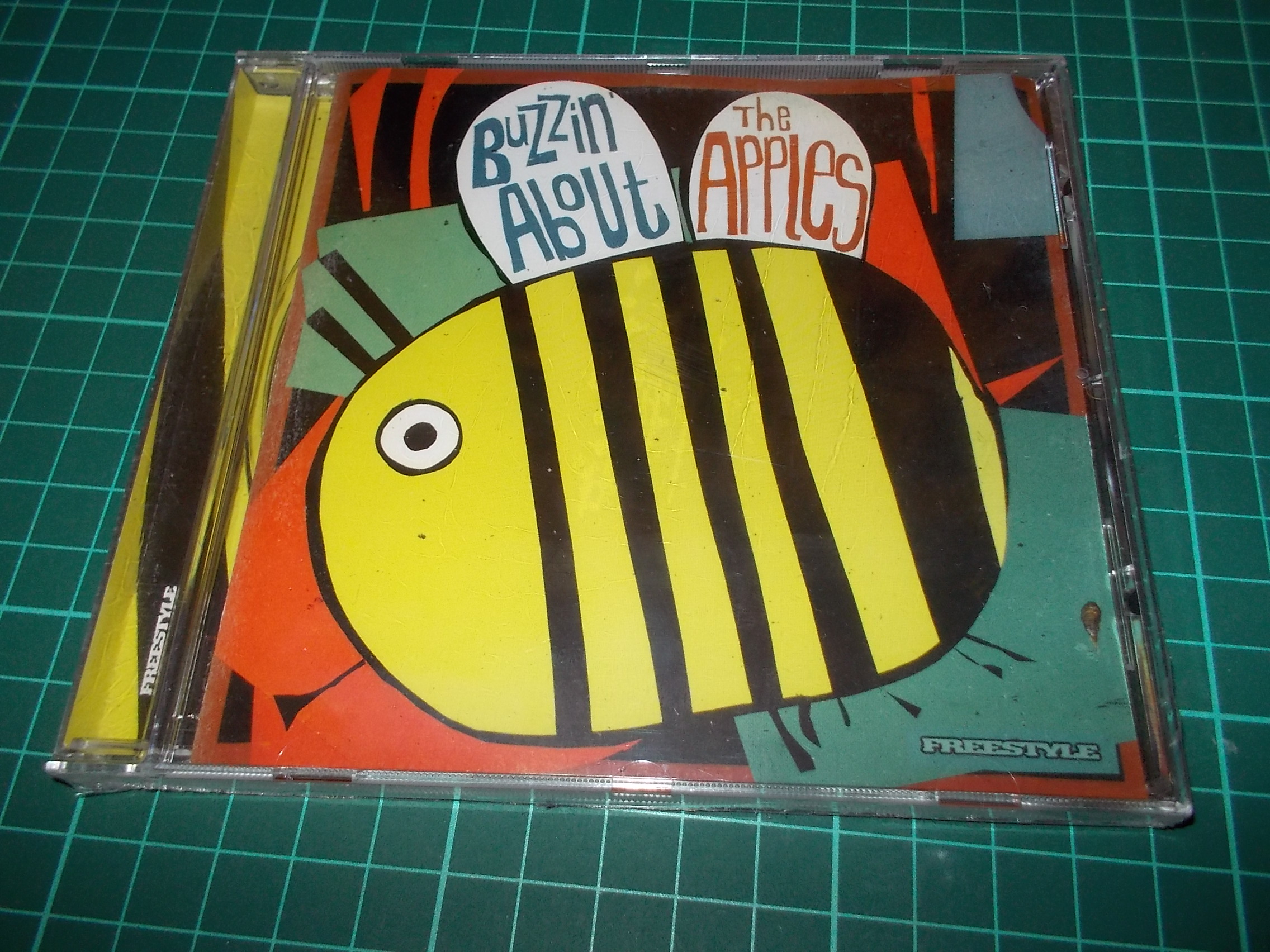 The Apples - Buzzin About (CD)