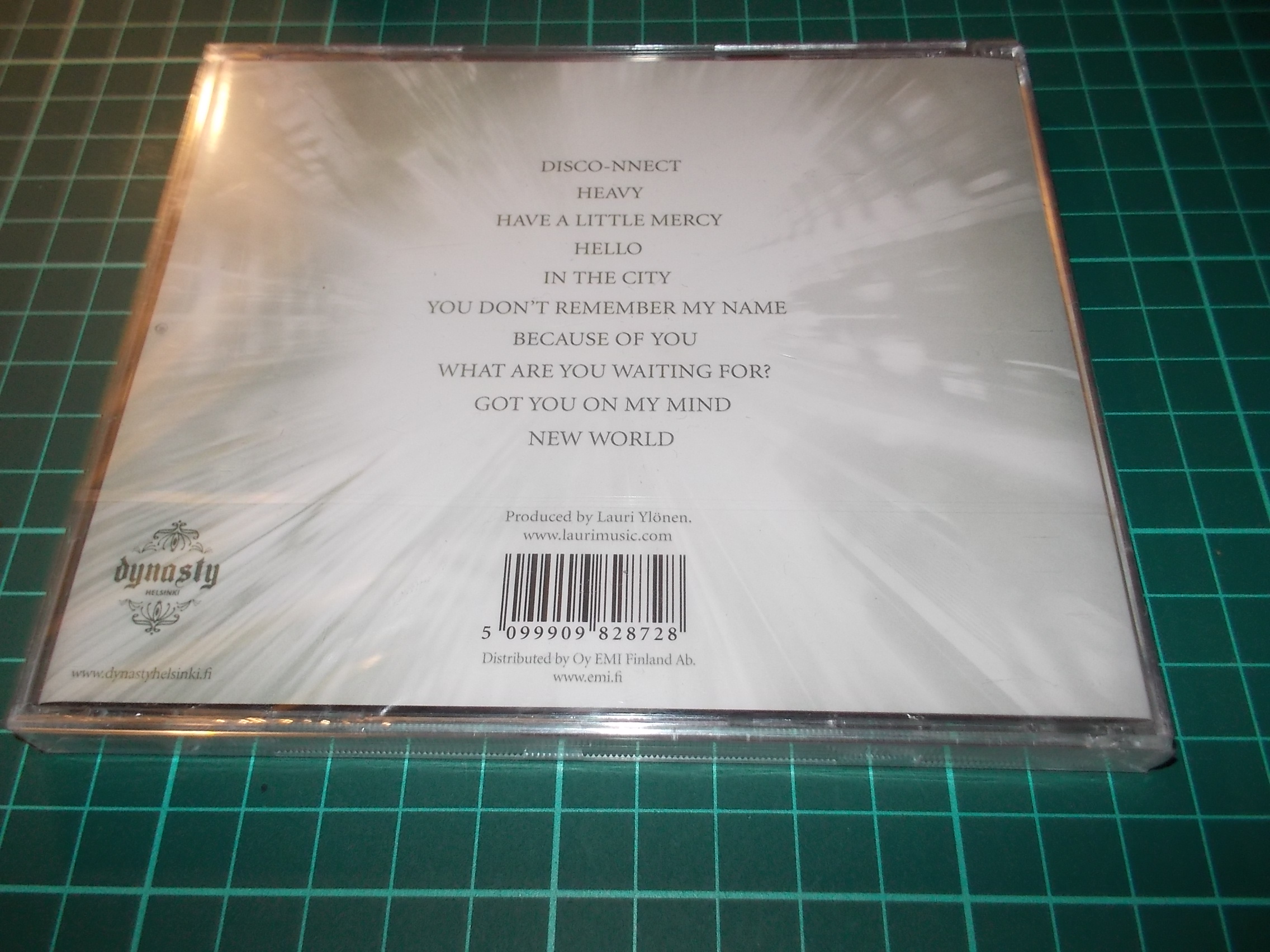 LAURI - NEW WORLD (CD)