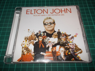 ELTON JOHN - ROCKET MAN - THE DEFINITIVE HITS (CD) BAZAR 